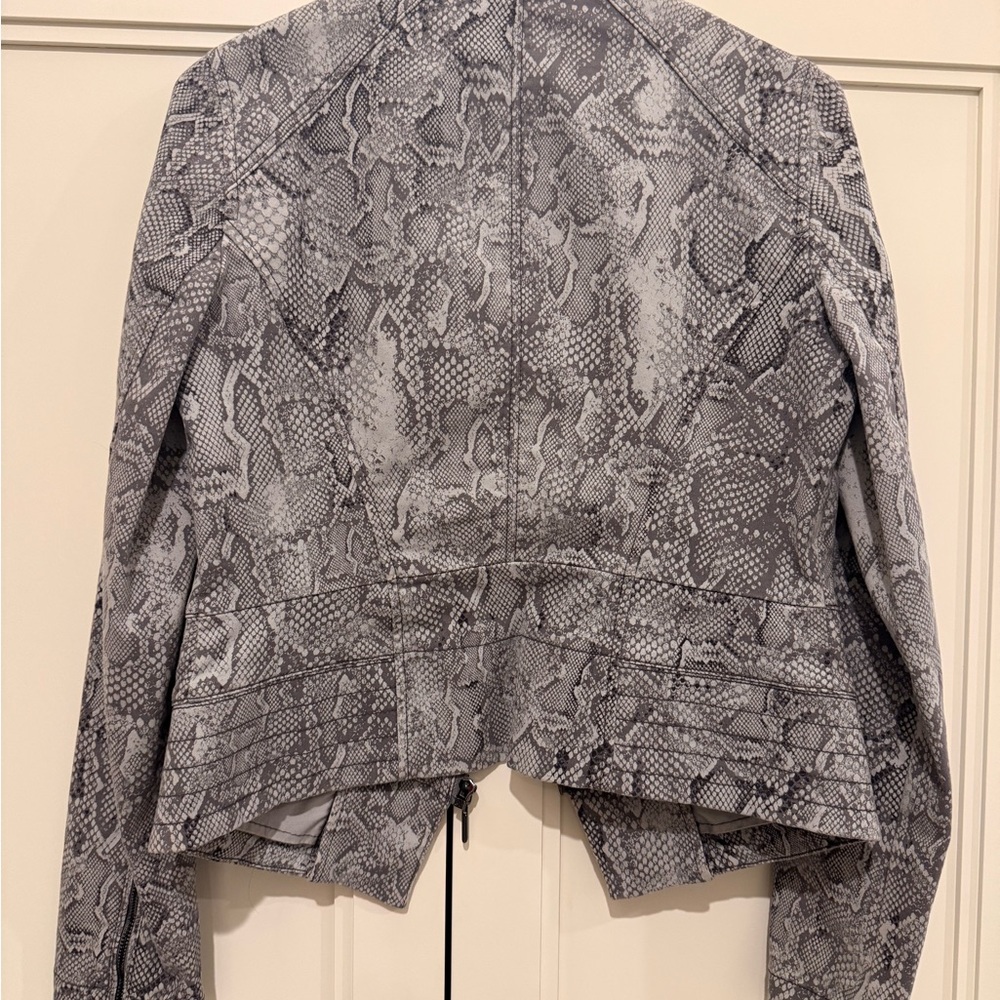 Chic bomber Jacket - Picture 2 of 3